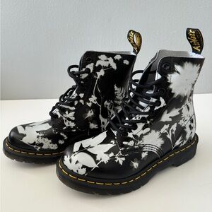 NWT! Dr. Martens 1460 Pascal Phantom Floral Lace Up Boots